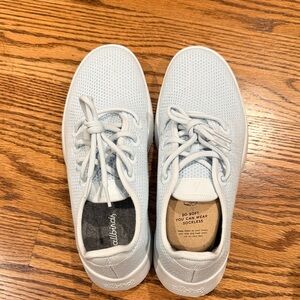 NEW Women's Allbirds Soft Gray Lace-Up Sneakers